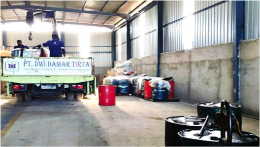 Aktivitas Bongkar Muat di Area Gudang